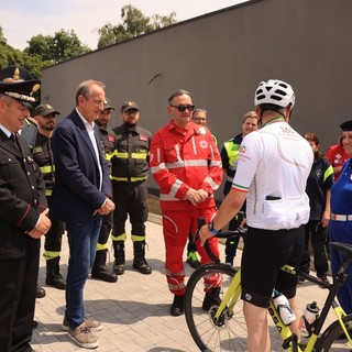FOTO. La quarta tappa della staffetta ciclistica della Croce Rossa arriva a Busto Arsizio