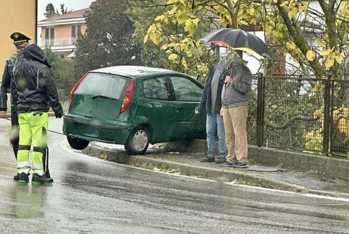 Auto fuori strada alla rotonda tra via Metastasio e viale Europa: traffico bloccato in uscita dal ring