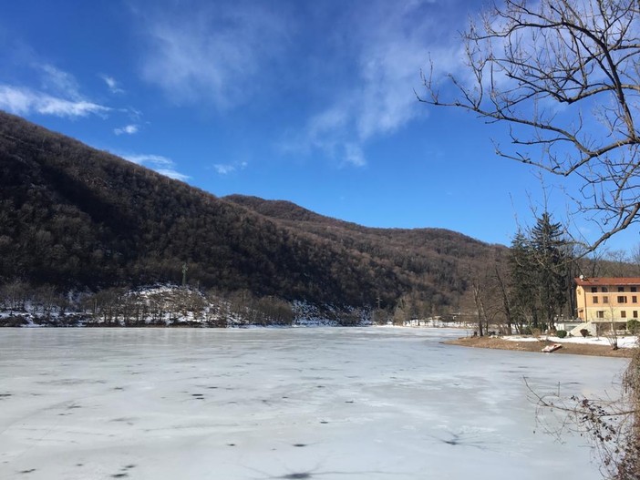 «Vietato camminare sul lago di Ghirla ghiacciato». Ma c'è chi infrange il provvedimento