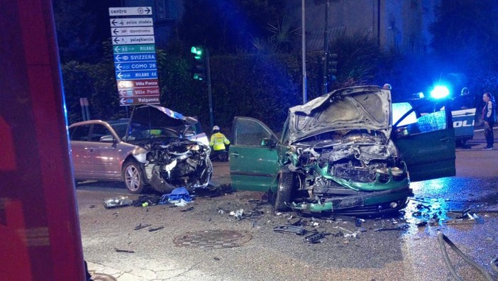 Le auto distrutte dopo l'incidete di questa mattina all'incrocio tra viale Aguggiari e viale Ippodromo