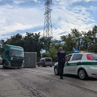 Camion con rimorchio si ribalta sulla statale del Sempione tra Busto e Gallarate. Traffico bloccato