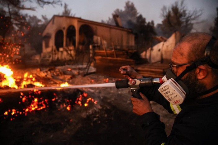 Incendi ad Atene, trovato il cadavere di una donna