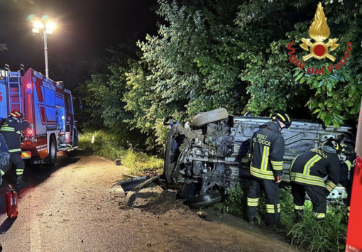 FOTO. Auto si ribalta a Venegono Superiore: paura per due ragazzi