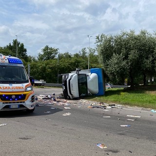 FOTO. Busto, incidente in via per Fagnano. Autocarro ribaltato e traffico in tilt