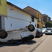 Incidente a Rho, una macchina si ribalta e l'altra automobilista fugge