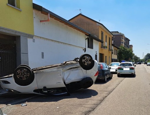 Incidente a Rho, una macchina si ribalta e l'altra automobilista fugge