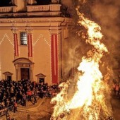 Torna a bruciare il falò di Sant'Antonio in piazza della Motta