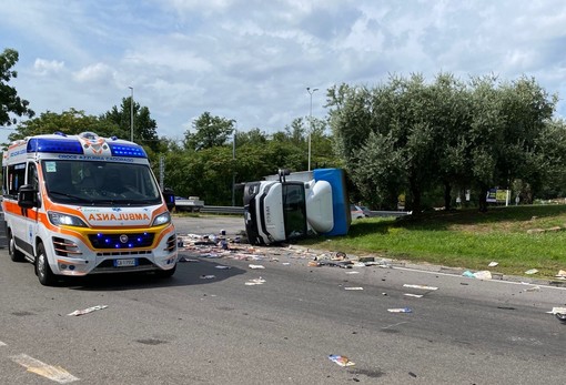 FOTO. Busto, incidente in via per Fagnano. Autocarro ribaltato e traffico in tilt