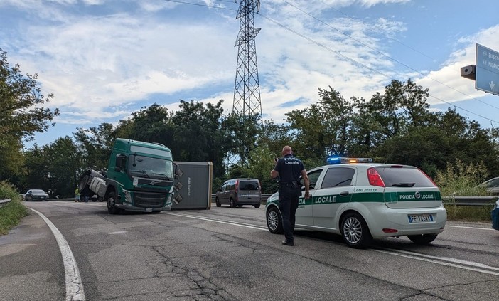 Camion con rimorchio si ribalta sulla statale del Sempione tra Busto e Gallarate. Traffico bloccato