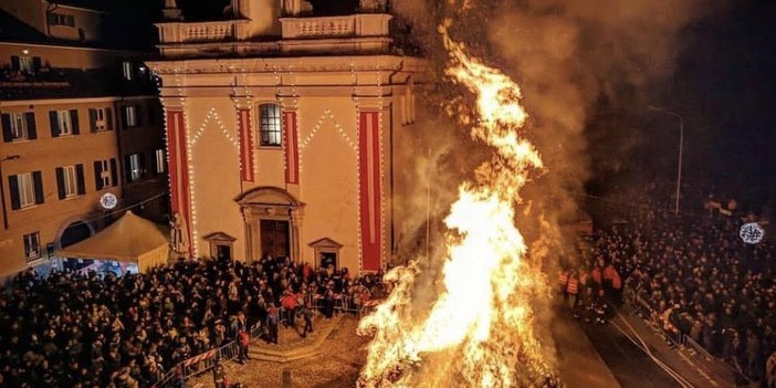 Torna a bruciare il falò di Sant'Antonio in piazza della Motta