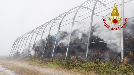 A fuoco 750 rotoballe di fieno a Gavirate: denunciati tre minorenni