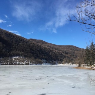 «Vietato camminare sul lago di Ghirla ghiacciato». Ma c'è chi infrange il provvedimento