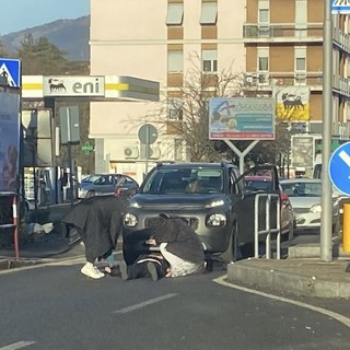 La donna a terra in viale Borri