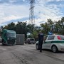 Camion con rimorchio si ribalta sulla statale del Sempione tra Busto e Gallarate. Traffico bloccato