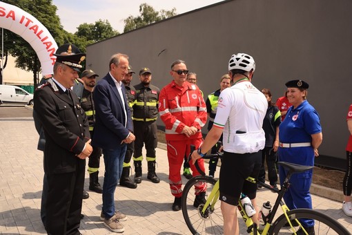 FOTO. La quarta tappa della staffetta ciclistica della Croce Rossa arriva a Busto Arsizio