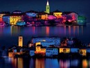 L'Isola dei Pescatori, in alto in foto, e l'Isola di San Giulio unite in questo rendering mentre s'illuminano per le feste e si trasformano nell'Isola dei Colori e in quella delle Stelle