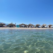 Isola di Kos, Grecia: a Vangelis Beach un ombrellone e tre lettini costano 20 euro al giorno, ma in molte spiagge siamo sui 12 o 15 euro. E sembra di stare in paradiso