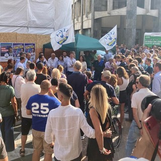 Salvini non c’è, i candidati leghisti sì. Appello alla piazza di Busto: «Fondamentale andare a votare»