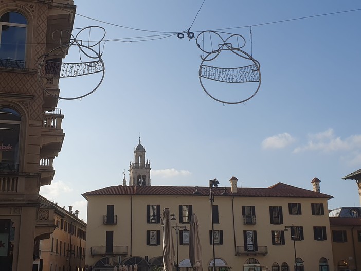 A Busto spuntano già le luminarie di Natale. Albero e presepe tornano “ai loro posti”