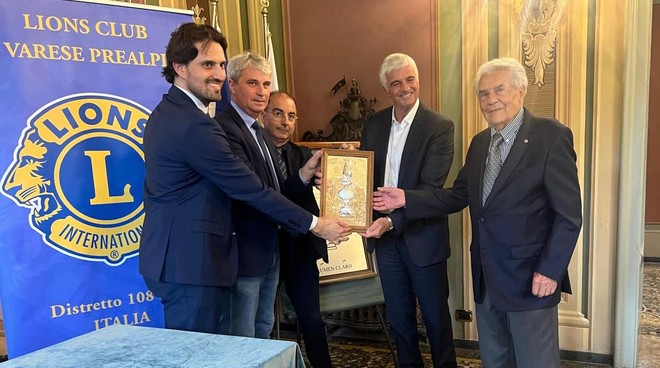 Antonio Belloni, secondo da destra, premiato in Salone Estense dal Lions Club Varese Prealpi con il Lumen Claro