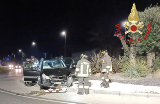 Lomazzo, conducente distrugge l'auto alla rotonda e poi fugge