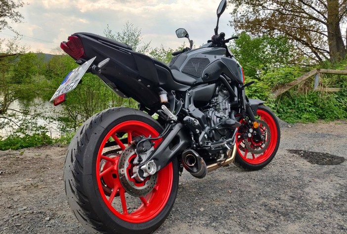 Scarichi omologati vs racing per Yamaha MT 07: quale scegliere?