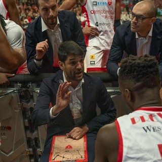 Herman Mandole, coach della Openjobmetis Varese, durante un timeout (foto Fabio Averna)