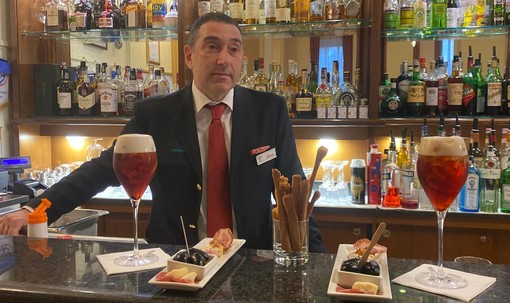 Marco Olivieri, esperto barman da vent'anni al Palace, con due &quot;Sbagliatissimi&quot; al bancone del bar interno