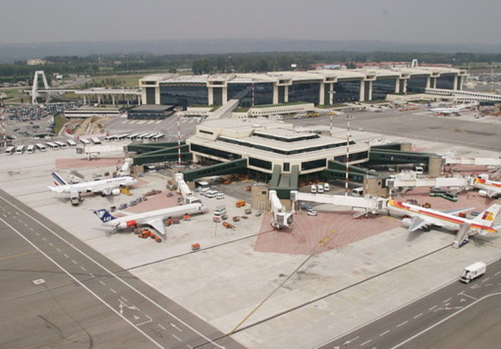 Guasto alla sala radar di Milano, caos voli a Malpensa, Orio e Linate