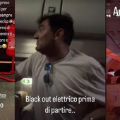 Black out in aereo prima del decollo, Max Giusti tra i passeggeri: &quot;Stiamo calmi sennò ci facciamo male&quot;