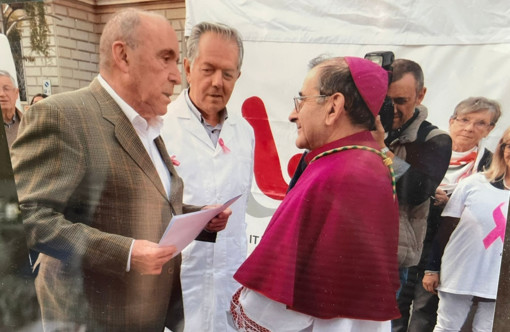 Una foto di Franco Mazzucchelli con monsignor Mario Delpini