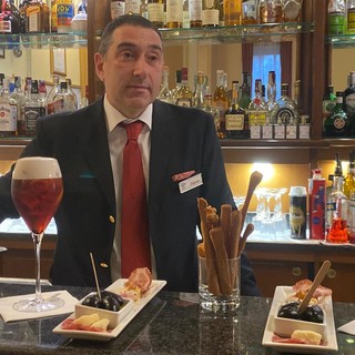 Marco Olivieri, esperto barman da vent'anni al Palace, con due &quot;Sbagliatissimi&quot; al bancone del bar interno