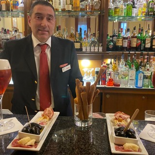 Marco Olivieri, esperto barman da vent'anni al Palace, con due &quot;Sbagliatissimi&quot; al bancone del bar interno