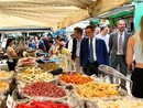 FOTO - Quel mercato a Luino che è leggenda da quasi 500 anni. Il governatore Fontana: «Rappresenta la storia, il saper fare e la cultura»