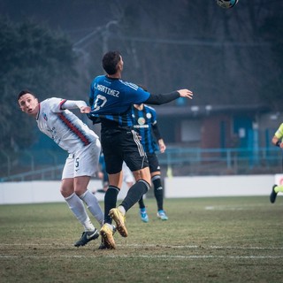 Il &quot;toro&quot; nerazzurro Martinez in azione contro la Caronnese (foto di Samuele Lucchi da Solbiatese Calcio 1911)