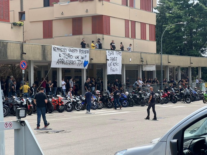 Gli striscioni presenti in piazzale Spozio a San Fermo per l'ultimo saluto a Mattia Vitali