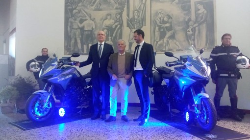 Il questore Carlo Mazza, la leggenda Giacomo Agostini e l'ad Luca Martin con le due moto Mv Agusta donate questa mattina alla Polizia di Stato di Varese