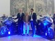 Il questore Carlo Mazza, la leggenda Giacomo Agostini e l'ad Luca Martin con le due moto Mv Agusta donate questa mattina alla Polizia di Stato di Varese