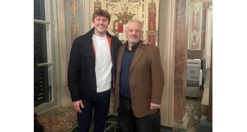Nicolò Martinenghi con Raffaele Simone, sindaco di Azzate