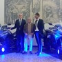 Il questore Carlo Mazza, la leggenda Giacomo Agostini e l'ad Luca Martin con le due moto Mv Agusta donate questa mattina alla Polizia di Stato di Varese