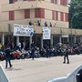 Gli striscioni presenti in piazzale Spozio a San Fermo per l'ultimo saluto a Mattia Vitali