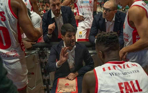 Herman Mandole, coach della Openjobmetis Varese, durante un timeout (foto Fabio Averna)