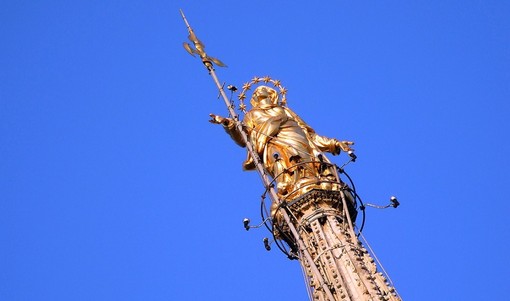 Milano: si arrampicano sulla guglia della Madonnina, fermati due francesi