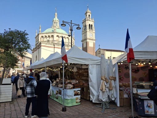 Domenica di bancarelle a Busto con mercatino francese, mercato contadino, ambulanti dell'Insubria e di Forte dei Marmi