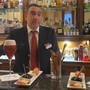 Marco Olivieri, esperto barman da vent'anni al Palace, con due &quot;Sbagliatissimi&quot; al bancone del bar interno