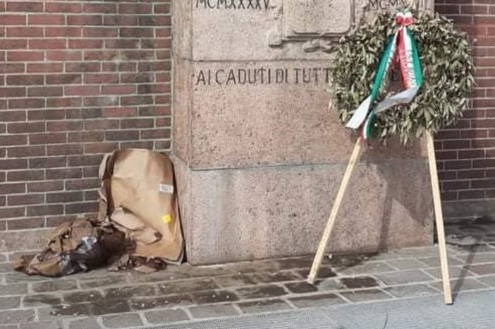 Piazza Repubblica, Esposito (Forza Italia): «Oltraggiato il monumento ai caduti»