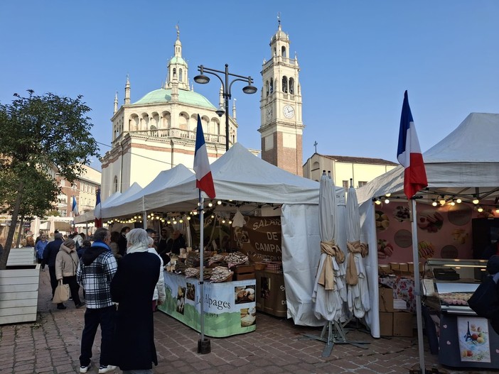 Domenica di bancarelle a Busto con mercatino francese, mercato contadino, ambulanti dell'Insubria e di Forte dei Marmi