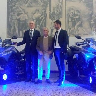 Il questore Carlo Mazza, la leggenda Giacomo Agostini e l'ad Luca Martin con le due moto Mv Agusta donate questa mattina alla Polizia di Stato di Varese