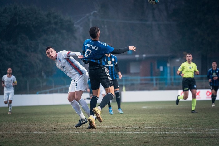 Il &quot;toro&quot; nerazzurro Martinez in azione contro la Caronnese (foto di Samuele Lucchi da Solbiatese Calcio 1911)