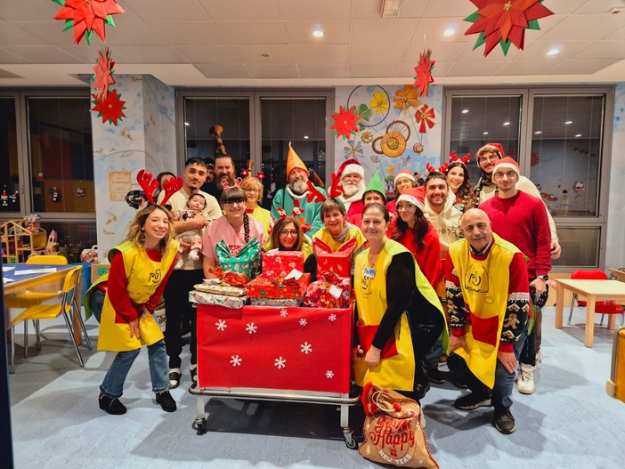 A Varese la magia del Natale porta qualche lacrima e tanti sorrisi ai bimbi della pediatria (FOTO)